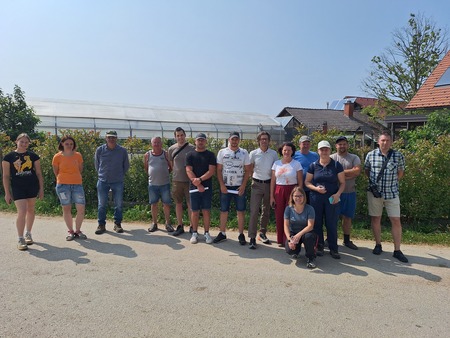Predstavniki Mestne občine Krško, KGZS Zavoda NM in podjetja Picount d.o.o. na dan vnosa Anastatus bifasciatus (Foto: KGZS - Zavod NM)